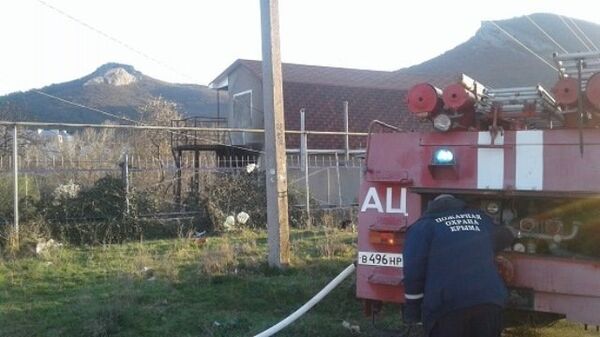 Сотрудники МЧС на месте пожара в поселке Щебетовка (Феодосия)