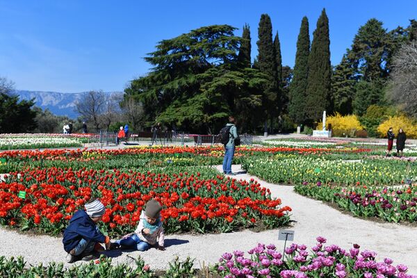 Посетители Никитского ботанического сада в Крыму