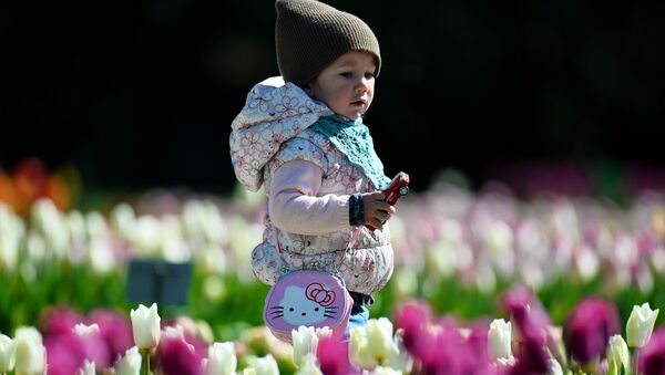 Ребенок в Никитском ботаническом саду в Крыму