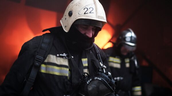 Сотрудники МЧС во время тушения пожара.