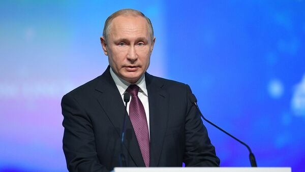 Президент РФ Владимир Путин выступает на пленарном заседании V Международного арктического форума «Арктика – территория диалога» в Санкт-Петербурге. 9 апреля 2019