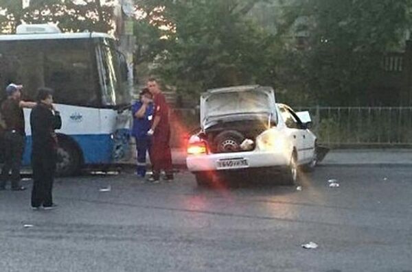 ДТП с участием автомобиля Toyota Corolla и автобуса Богдан в Симферополе ДТП с участием автомобиля Toyota Corolla и автобуса Богдан в Симферополе