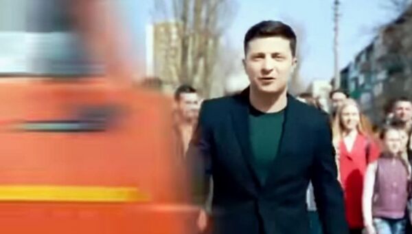 Штаб кандидата в президенты Украины Петра Порошенко опубликовал ролик, на котором его соперника Владимира Зеленского сбивает грузовик
