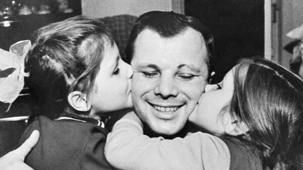 Юрий Гагарин с дочерьми Леной и Галей.