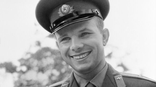 Летчик-космонавт Юрий Гагарин держит голубя, подаренного ему болгарскими пионерами
