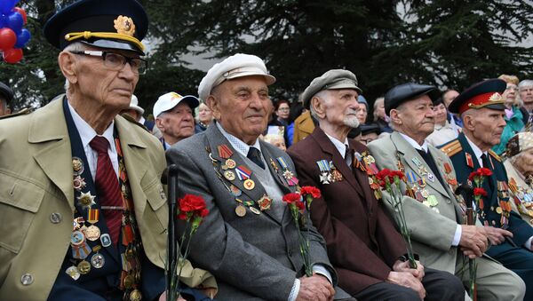Ветераны Великой Отечественной войны во время прибытия в Симферополь Поезда Победы