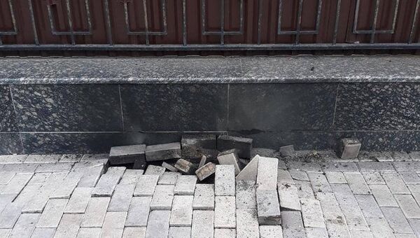 Брусчатка, поврежденная в результате разрыва высоковольтного кабеля возле посольства РФ в Киеве