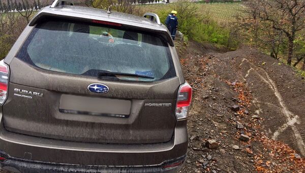 В Крыму автомобиль увяз в грязи