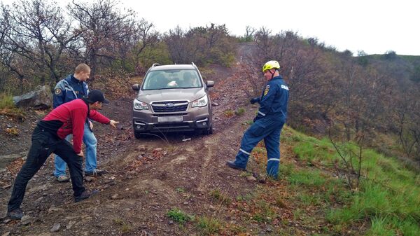 В Крыму автомобиль увяз в грязи В Крыму автомобиль увяз в грязи