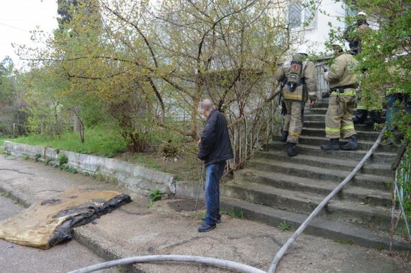 Спасатели во время тушения пожара в пятиэтажном доме. 13 апреля 2019 Спасатели во время тушения пожара в пятиэтажном доме. 13 апреля 2019