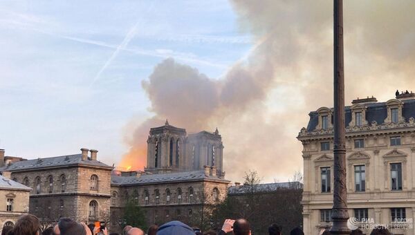 Пожар в соборе Нотр-Дам-де-Пари