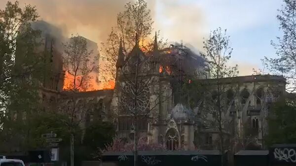 Сердце Парижа в огне: с собора Парижской Богоматери обрушился шпиль Сердце Парижа в огне: с собора Парижской Богоматери обрушился шпиль
