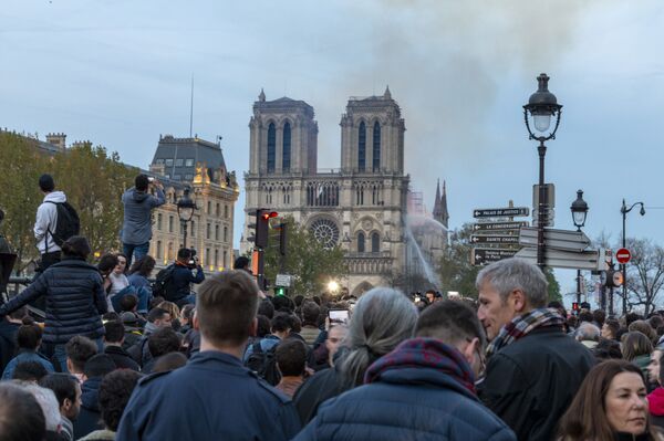 Люди неподалеку от собора Парижской Богоматери, где случился пожар