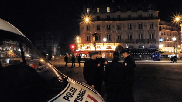 Сотрудники полиции на месте тушения пожара в соборе Парижской Богоматери