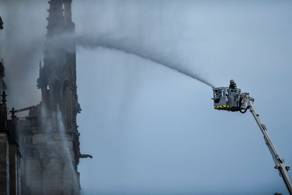 Спасатели тушат пожар в соборе Парижской Богоматери