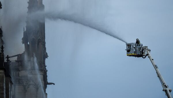 Спасатели тушат пожар в соборе Парижской Богоматери