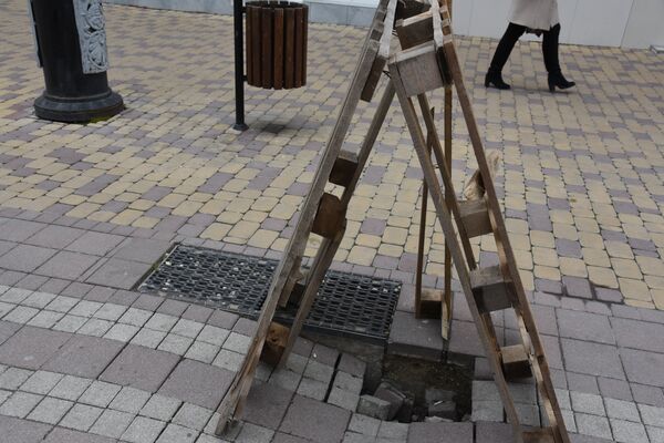 В центре Симферополя провалилась плитка В центре Симферополя провалилась плитка