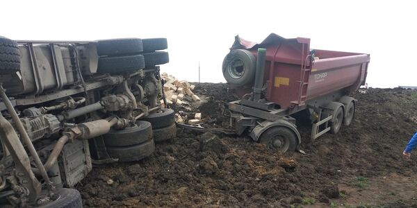 На трассе Таврида перевернулся грузовик с прицепом На трассе Таврида перевернулся грузовик с прицепом