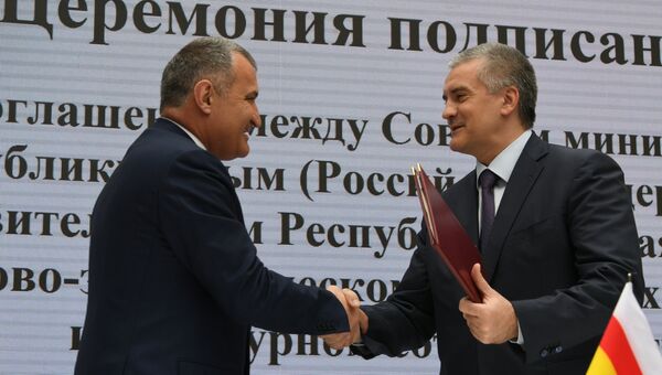 Президент Южной Осетии Анатолий Бибилов и глава Республики Крым Сергей Аксенов