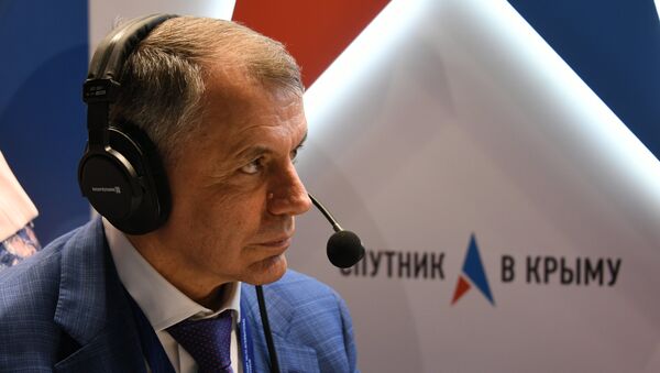 Председатель Госсовета Крыма Владимир Константинов дает интервью на стенде Спутник в Крыму во время Ялтинского международного экономического форума