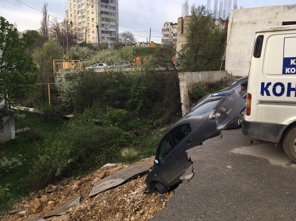 В Севастополе обвалилась парковка В Севастополе обвалилась парковка