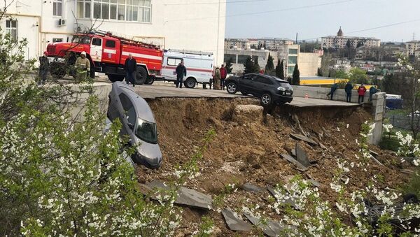 В Севастополе обвалилась парковка