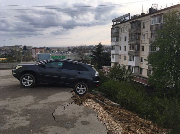 Автомобиль завис над обрывом на месте рухнувшей парковки в Севастополе Автомобиль завис над обрывом на месте рухнувшей парковки в Севастополе