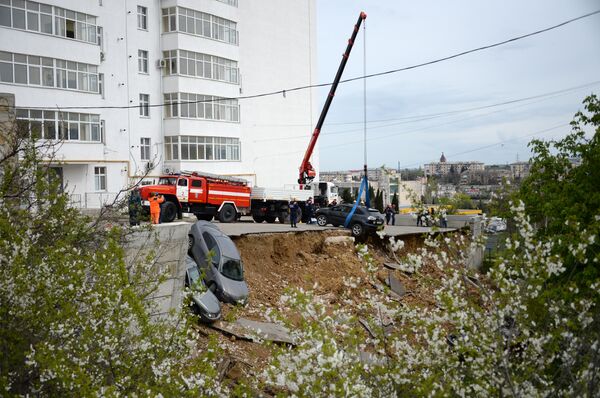 Сотрудники МЧС работают на месте обвала парковки во дворе многоэтажного дома в Севастополе Сотрудники МЧС работают на месте обвала парковки во дворе многоэтажного дома в Севастополе