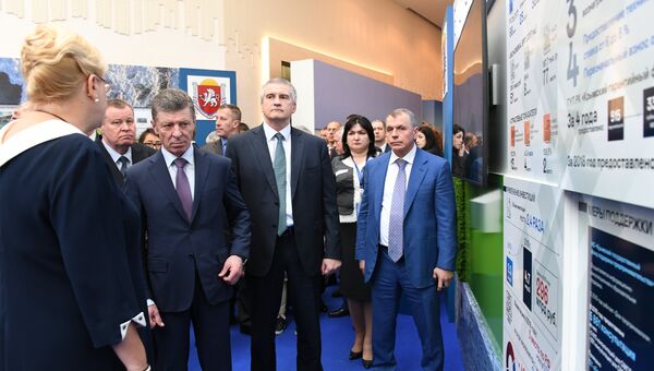 Зампредседателя Правительства РФ Дмитрий Козак (третий справа) осмотрел выставку инвестиционного потенциала полуострова, открытую на площадке ЯМЭФ