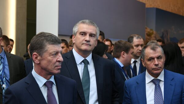 Зампредседателя Правительства РФ Дмитрий Козак (первый слева) осмотрел выставку инвестиционного потенциала полуострова, открытую на площадке ЯМЭФ