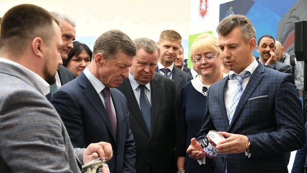 Зампредседателя Правительства РФ Дмитрий Козак осмотрел выставку инвестиционного потенциала полуострова, открытую на площадке ЯМЭФ