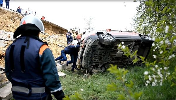 Операция по спасению: специалисты МЧС достают машины из обвала в Севастополе