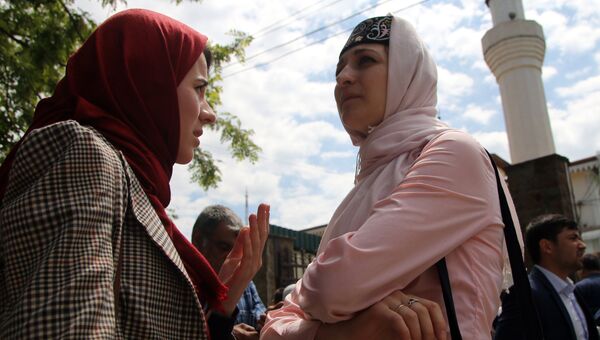 Женщины у мечети Кебир-джами в Крыму