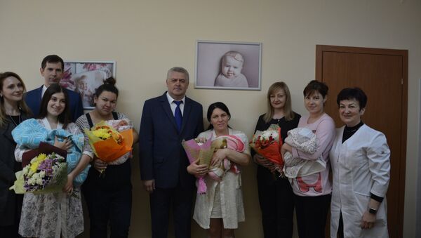 В Симферополе сотрудники Территориального фонда обязательного медицинского страхования Крыма поздравили рожениц, ставших мамами в день создания ТФОМС
