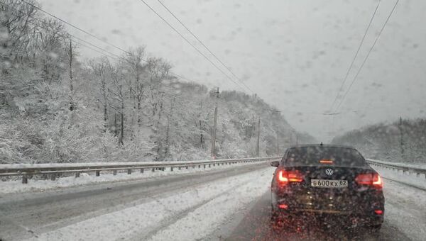 В субботу утром, 20 апреля, в горах Крыма выпал снег, часть дорог запорошило