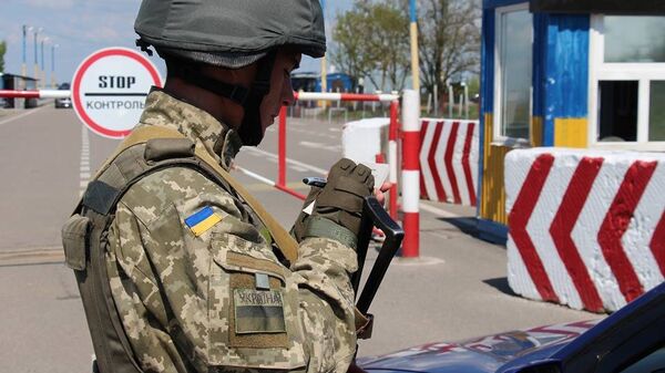 Пограничник на границе Украины с Крымом