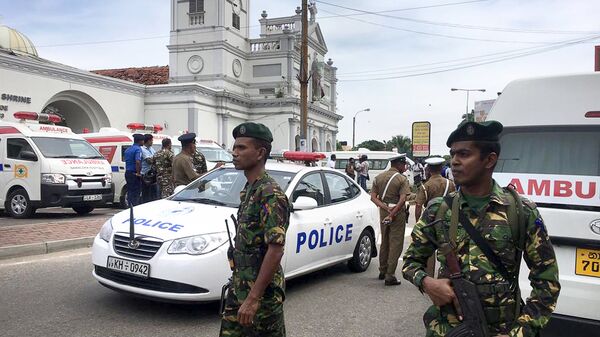 Военные Шри-Ланки охраняют территорию возле храма в Коломбо, где 21 апреля 2019 года произошел взрыв