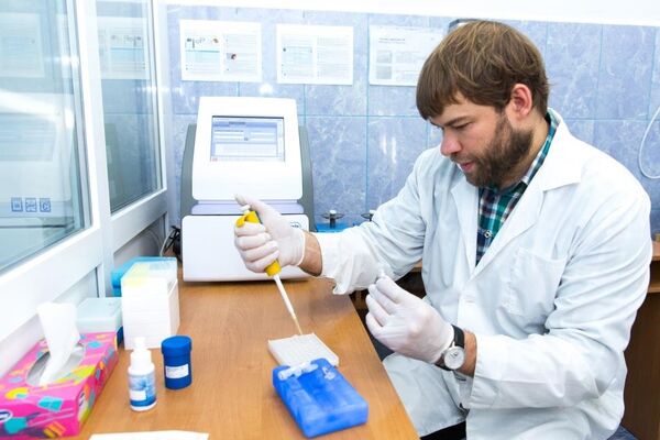 Владимир Оберемок проводит исследования по созданию oligoRIBO-11-инсектицида в лаборатории ПЦР-анализа, ДНК-технологий и разработки ДНК-инсектицидов КФУ им. В.И. Вернадского Владимир Оберемок проводит исследования по созданию oligoRIBO-11-инсектицида в лаборатории ПЦР-анализа, ДНК-технологий и разработки ДНК-инсектицидов КФУ им. В.И. Вернадского
