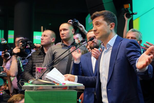 Кандидат в президенты от партии Слуга народа Владимир Зеленский выступает в собственном штабе в конгрессно-выставочном центре Парковый во время объявления первых итогов голосования второго тура выборов президента Украины Кандидат в президенты от партии Слуга народа Владимир Зеленский выступает в собственном штабе в конгрессно-выставочном центре Парковый во время объявления первых итогов голосования второго тура выборов президента Украины