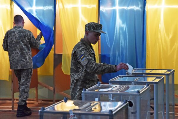 Военнослужащие срочной службы во время голосования на одном из избирательных участков города Львова в день второго тура выборов президента Украины Военнослужащие срочной службы во время голосования на одном из избирательных участков города Львова в день второго тура выборов президента Украины