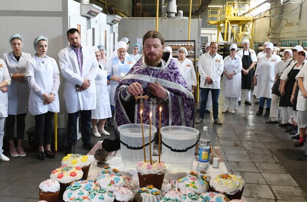 В Симферополе на предприятии Крымхлеб освятили куличи В Симферополе на предприятии Крымхлеб освятили куличи