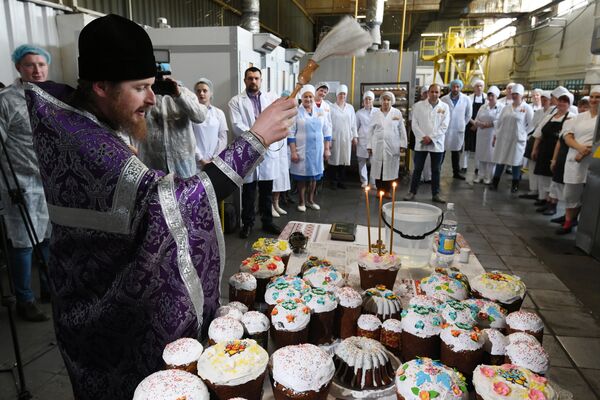 В Симферополе на предприятии Крымхлеб освятили пасхальные куличи В Симферополе на предприятии Крымхлеб освятили пасхальные куличи