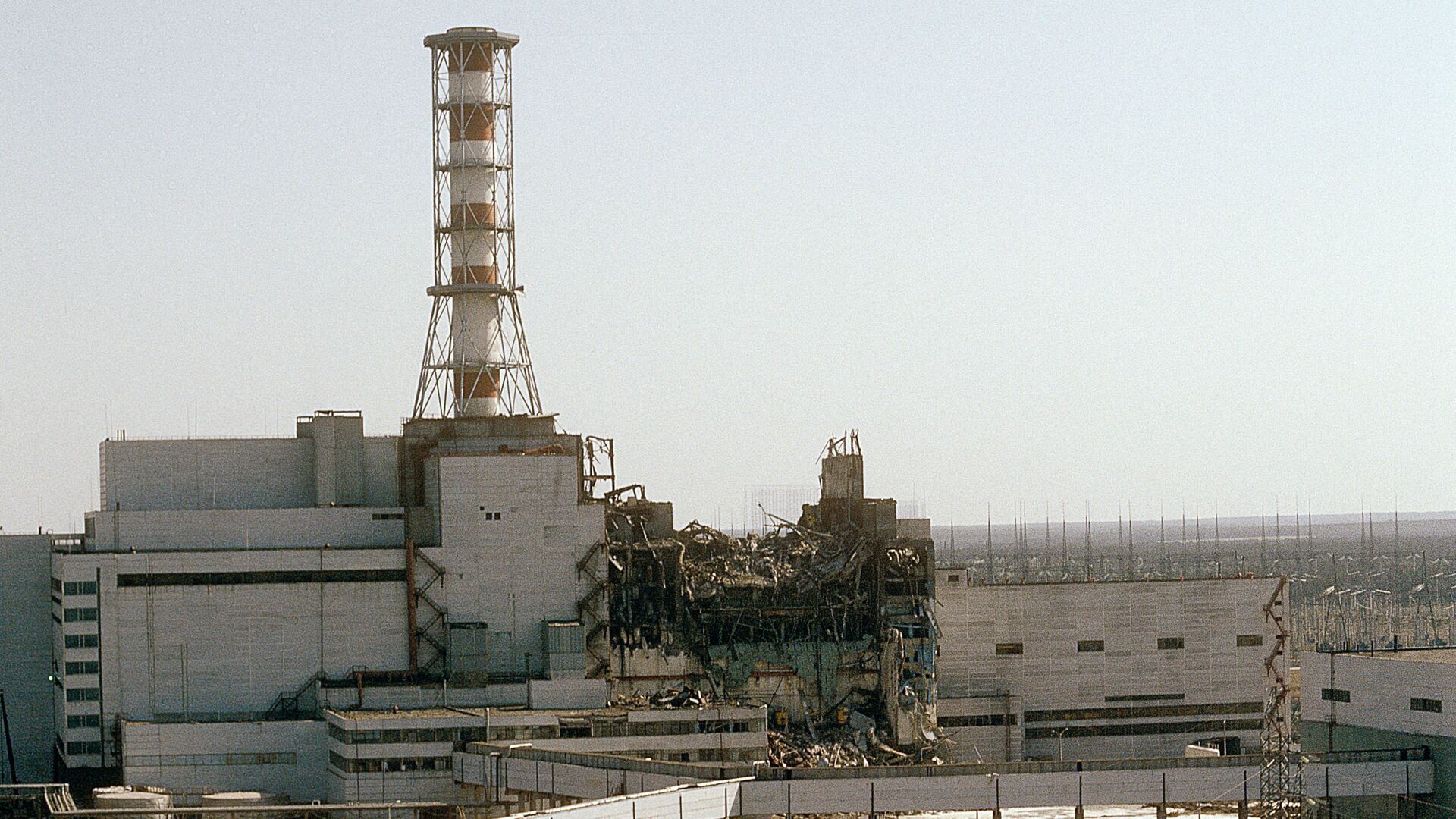 Вид на Чернобыльскую АЭС со стороны четвертого реактора, 1986 год - РИА Новости, 1920, 26.04.2021