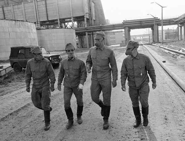 Члены подразделения, занимающегося дезактивацией территории Чернобыльской атомной электростанции, направляются на объект