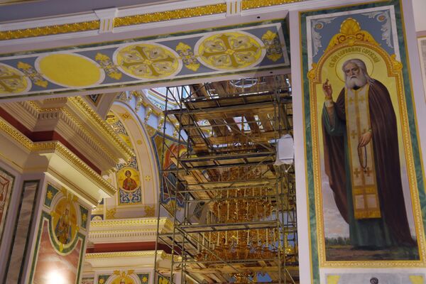 Образ Серафима Саровского на стенах основного зала Александро-Невского кафедрального собора в Симферополе