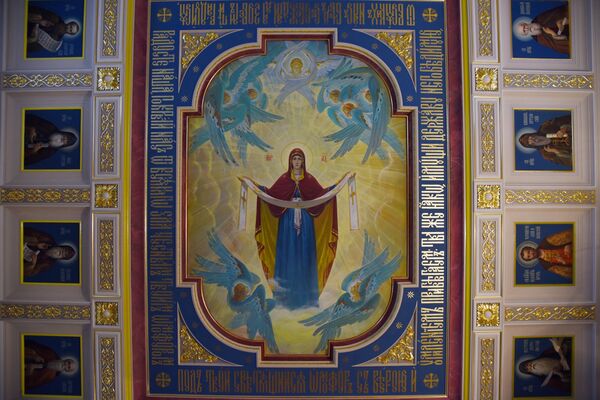 Покров святой Богородицы на потолке трапезной Александро-Невского кафедрального собора в Симферополе