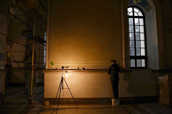 Художник во время росписи стен в трапезной Александро-Невского кафедрального собора в Симферополе