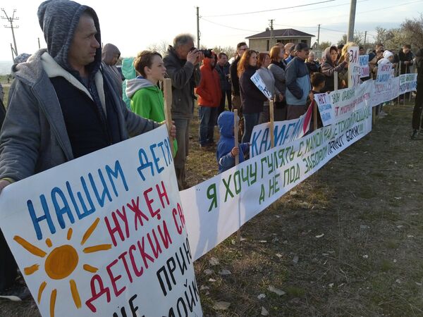 Жители массива Каменка в Симферополе провели митинг против строительство мусороперерабатывающего завода и приюта для бездомных Жители массива Каменка в Симферополе провели митинг против строительство мусороперерабатывающего завода и приюта для бездомных