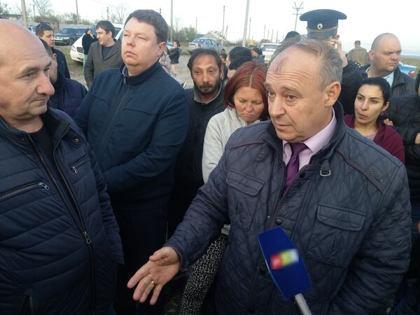 Заместитель главы администрации Симферополя Сергей Титаренко на митинге жителей массива Каменка в Симферополе Заместитель главы администрации Симферополя Сергей Титаренко на митинге жителей массива Каменка в Симферополе