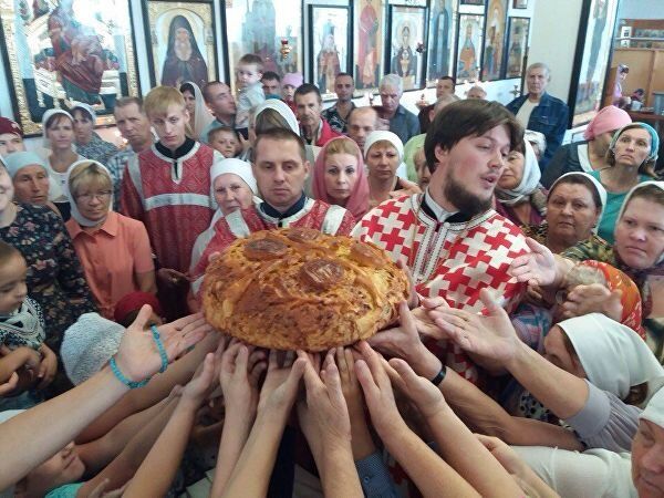 Чин резания Славского Колача, распространенный в Балканских странах, в храме Казанской иконы Богородицы в Орске Чин резания Славского Колача, распространенный в Балканских странах, в храме Казанской иконы Богородицы в Орске